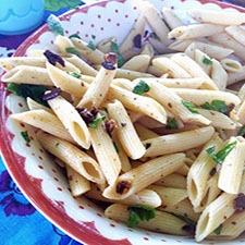 Vegan "bacon" spinach pasta salad